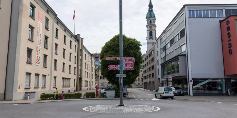 Der Bahnhofplatz in Frauenfeld mit der katholischen Kirche im Hintergrund.