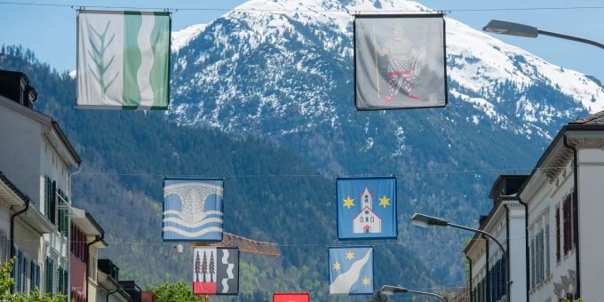 Hauptstrasse in der Stadt Glarus mit altem Gemeindewappen. Hauptstrasse in der Stadt Glarus mit altem Gemeindewappen.
