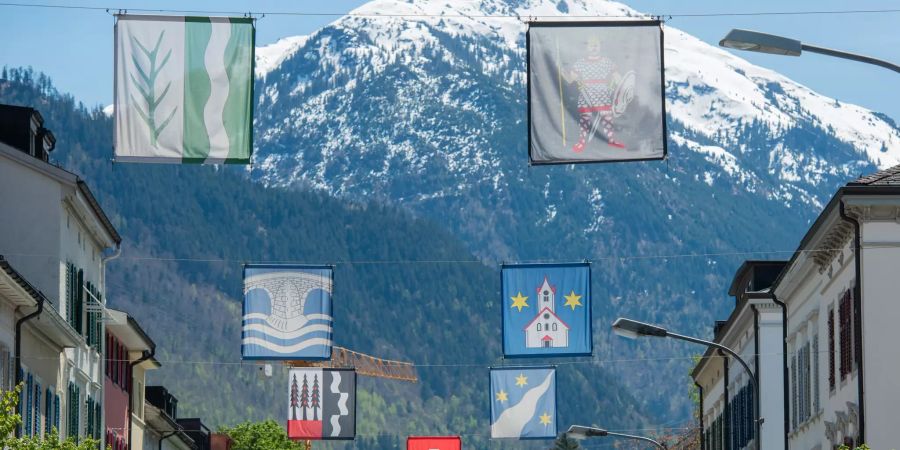 Hauptstrasse in der Stadt Glarus mit altem Gemeindewappen.