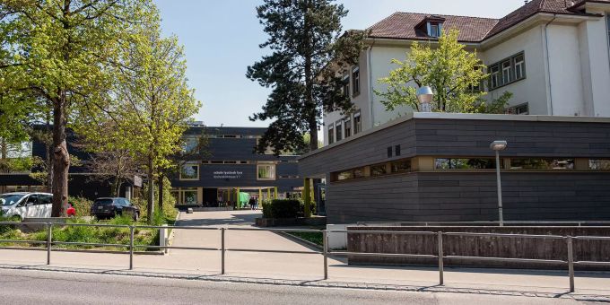 Schule Lyssbach an der Kirchenfeldstrasse 5-7 in Lyss. Schule Lyssbach an der Kirchenfeldstrasse 5-7 in Lyss.