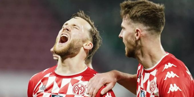 Silvan Widmer (l) des 1. FSV Mainz 05 jubelt über ein Tor. 1. FSV Mainz 05