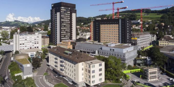 Impfskeptiker verbreiteten eine interne Mitteilung über den Tod von zwei jungen Mitarbeiterinnen am Kantonsspital St. Gallen zu Propagandazwecken. Kantonsspital St. Gallen Coronavirus