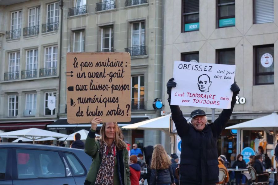 Alain Berset im Zentrum der Kritik der Demonstranten.