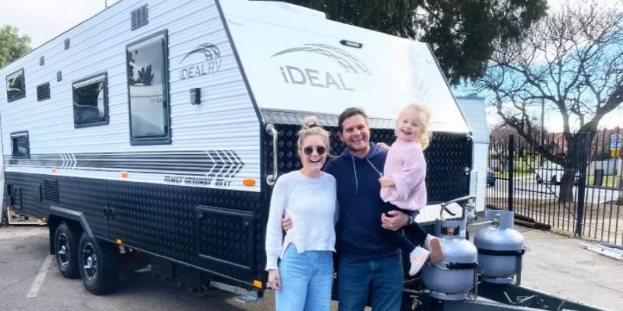 Sarah Excell (v.l.n.r.), ihr Mann Sam und ihre gemeinsame Tochter Eva: Die Familie ist Teil der immer grösser werdenden «Van Life»-Bewegung. Foto: Sarah Excell/privat/dpa