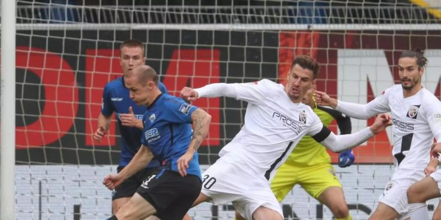 Sven Michel (l) brachte Paderborn gegen Ingolstadt in Führung. Foto: Friso Gentsch/dpa