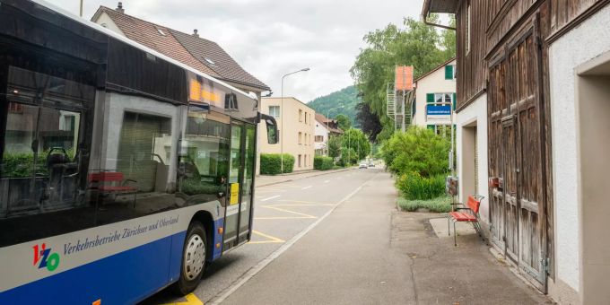 Busdurchfahrt an der Haltestelle Gemeindehaus in Bäretswil (ZH). Busdurchfahrt an der Haltestelle Gemeindehaus in Bäretswil (ZH).