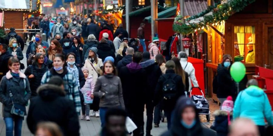 Der Duisburger Weihnachtsmarkt öffnet mit verschärften Corona-Regeln. Foto: Roland Weihrauch/dpa