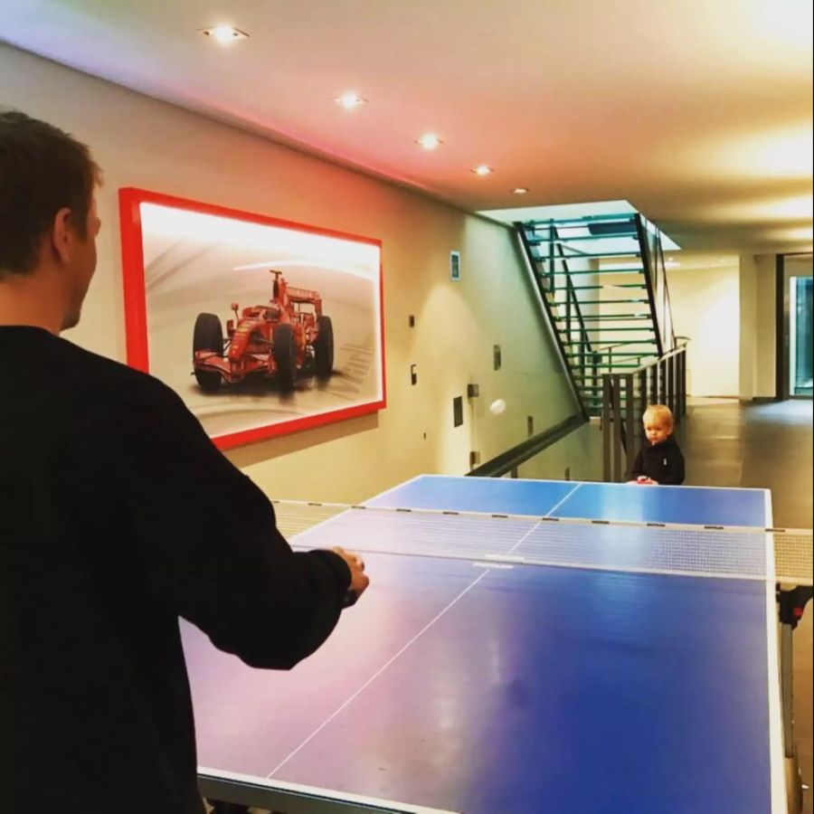 Um mit den Kids Sport zu machen, ist Ping Pong im Gang eine Option.