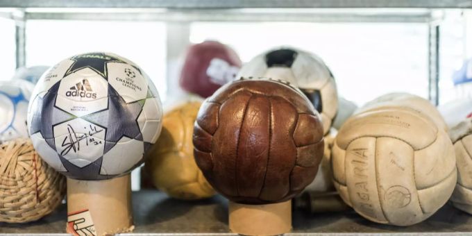 Verschiedene Fussbälle im Sportmuseum Basel. Sportmuseum Basel