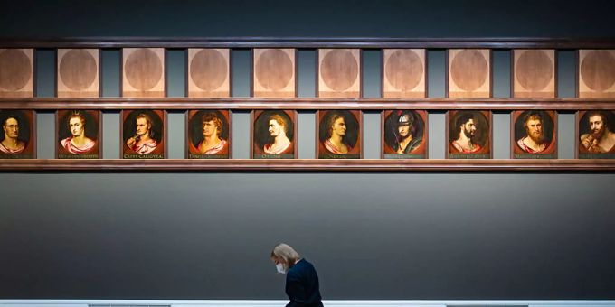 Eine Frau sitzt während eines Pressetermins in der Staatsgalerie Stuttgart in der Sonderausstellung «Becoming Famous. Peter Paul Rubens» vor Ölgemälden auf Eichenholz von Peter Paul Rubens und Werkstatt vor 1600, die römische Imperatoren zeigen. In der Ausstellung werden rund 90 Gemälde und Papierarbeiten aus eigenem Bestand sowie Leihgaben aus internationalen Museen und Sammlungen präsentiert. Foto: Marijan Murat/dpa - ACHTUNG: Nur zur redaktionellen Verwendung im Zusammenhang mit der aktuellen Berichterstattung über die Ausstellung. Eine Frau sitzt während eines Pressetermins in der Staatsgalerie Stuttgart in der Sonderausstellung «Becoming Famous. Peter Paul Rubens» vor Ölgemälden auf Eichenholz von Peter Paul Rubens und Werkstatt vor 1600, die römische Imperatoren zeigen. In der Ausstellung werden rund 90 Gemälde und Papierarbeiten aus eigenem Bestand sowie Leihgaben aus internationalen Museen und Sammlungen präsentiert. Foto: Marijan Murat/dpa - ACHTUNG: Nur zur redaktionellen Verwendung im Zusammenhang mit der aktuellen Berichterstattung über die Ausstellung.