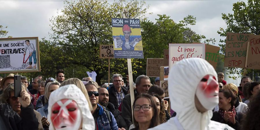 Demonstranten ziehen durch die Strassen von Genf, um gegen das Covid-Zertifikat zu protestieren.