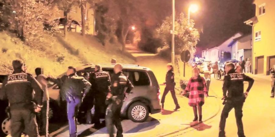 Etwa 20 Menschen waren an der Auseinandersetzung in Sinsheim beteiligt - die Polizei musste mit einem starken Aufgebot anrücken. Foto: Julian Buchner/Einsatz-Report24/dpa
