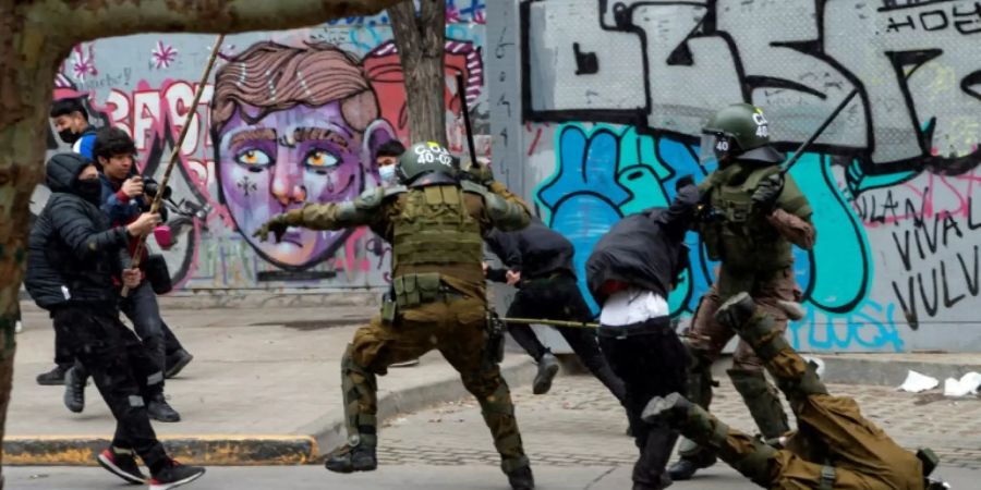 Polizei geht gegen Demonstranten in Santiago vor
