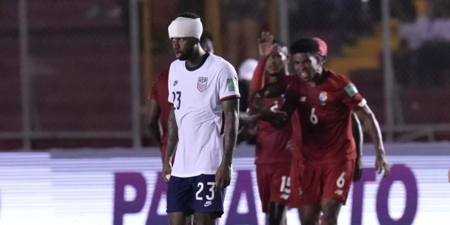 US-Spieler Kellyn Acosta hat genug, Panamas Spieler feiern den Sieg. Foto: Arnulfo Franco/AP/dpa