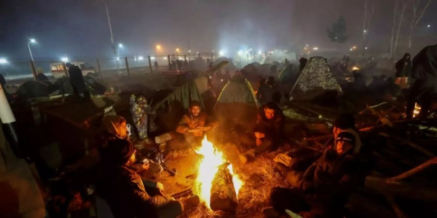 Flüchtlinge in dem provisorischen Lager