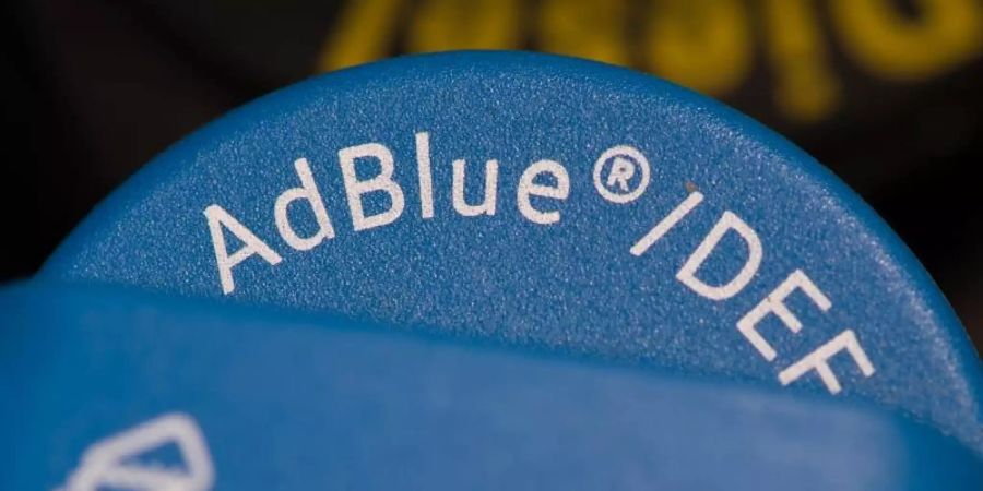Tankstutzdeckel für AdBlue und Diesel. Das Abgasreinigungsmittel Adblue, das Millionen Dieselfahrzeuge brauchen, könnte knapp und teurer werden. Foto: picture alliance / Swen Pförtner/dpa