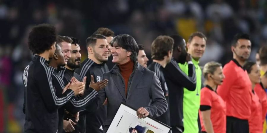 Der ehemalige Bundestrainer Jogi Löw (M) bedankt sich bei den Spielern, nachdem er eine Urkunde bekommen hat. Foto: Swen Pförtner/dpa