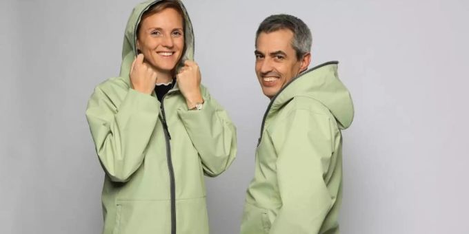 Annette Mark (l), Sprecherin von wear2wear, und Thomas Lehmann, Mitarbeiter der Firma Schoeller, tragen Regenjacken, die mit einem Anteil aus alten Polyiester-Jacken gefertigt wurden. Foto: Schoeller/dpa Annette Mark (l), Sprecherin von wear2wear, und Thomas Lehmann, Mitarbeiter der Firma Schoeller, tragen Regenjacken, die mit einem Anteil aus alten Polyiester-Jacken gefertigt wurden. Foto: Schoeller/dpa