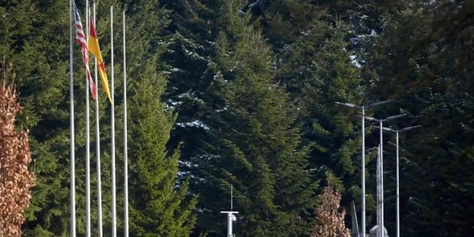 Die US-Flagge weht vor dem Haupteingang des Bundeswehr-Fliegerhorsts in Büchel (Rheinland-Pfalz). (Archivbild). Foto: Thomas Frey/dpa Die US-Flagge weht vor dem Haupteingang des Bundeswehr-Fliegerhorsts in Büchel (Rheinland-Pfalz). (Archivbild). Foto: Thomas Frey/dpa