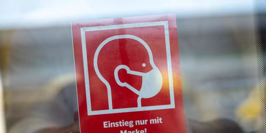 Auch wenn die pandemische Lage ausläuft, sollte die Maskenpflicht in öffentlichen Verkehrsmitteln bleiben. Dafür plädiert DB-Regio-Chef Jörg Sandvoss - und das Bundesverkehrsministerium. Foto: Sebastian Gollnow/dpa
