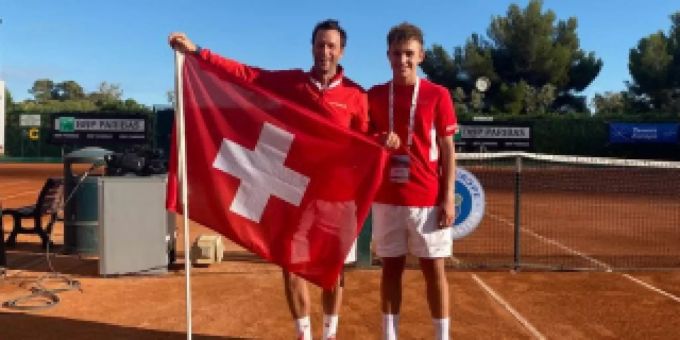 Nikola Djosic mit seinem Trainer Dieter Kindlmann von Swiss Tennis. Swiss Tennis