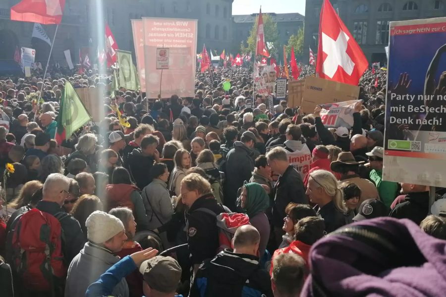 Tausende hatten sich in der ganzen Stadt in Bern versammelt.