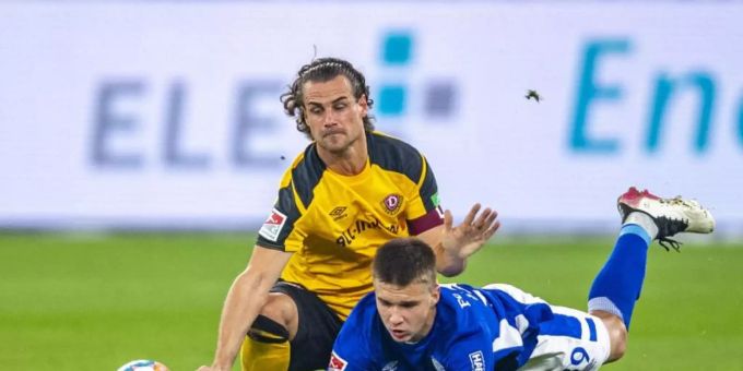 Schalke springt durch den Sieg gegen Dresden zunächst auf den zweiten Platz. Foto: David Inderlied/dpa Schalke springt durch den Sieg gegen Dresden zunächst auf den zweiten Platz. Foto: David Inderlied/dpa