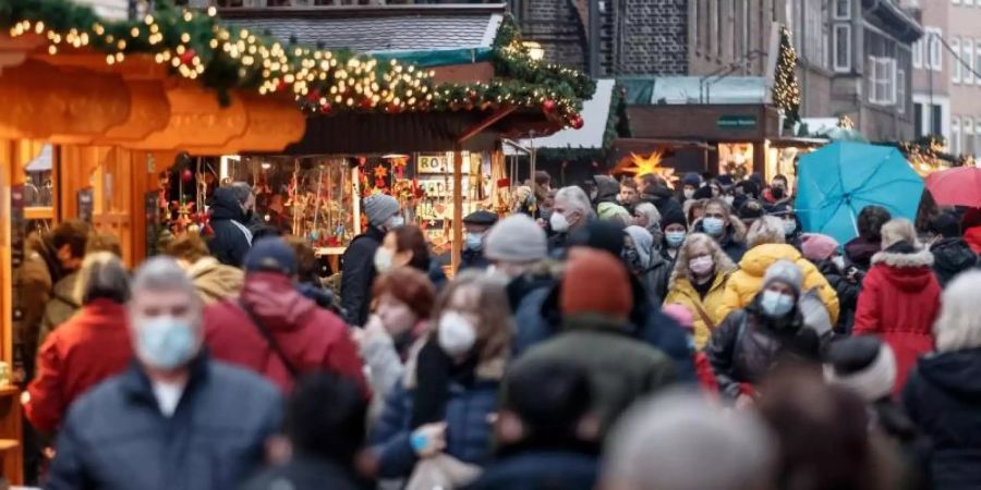 Gut besucht ist die Lübecker Innenstadt. Die deutschen Einzelhändler sind dennoch nicht zufrieden mit dem Weihnachtsgeschäft. Foto: Markus Scholz/dpa