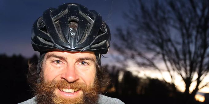 Extrem-Sportler Jonas Deichmann steht nach seiner Grenzüberfahrt aus der Schweiz mit seinem Fahrrad auf einem Feldweg. Nach seinem Triathlon um die Welt kam Deichmann in Baden-Württemberg an. Jonas Deichmann