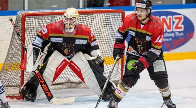 Janik Wyss (links) weilt in der RS. EHC Thun