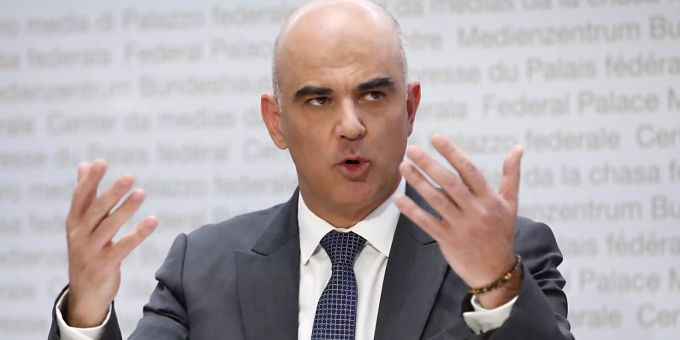 «Wir müssen uns zusammenraufen. Dem Virus sind unsere Debatten egal.» Bundesrat Alain Berset am der Medienkonferenz zur Abstimmung über das Covid-Gesetz. «Wir müssen uns zusammenraufen. Dem Virus sind unsere Debatten egal.» Bundesrat Alain Berset am der Medienkonferenz zur Abstimmung über das Covid-Gesetz.