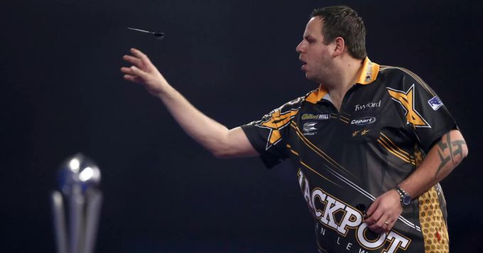 Adrian Lewis (Bild) und Peter Wright haben das Heu nicht auf der gleichen Bühne. Adrian Lewis