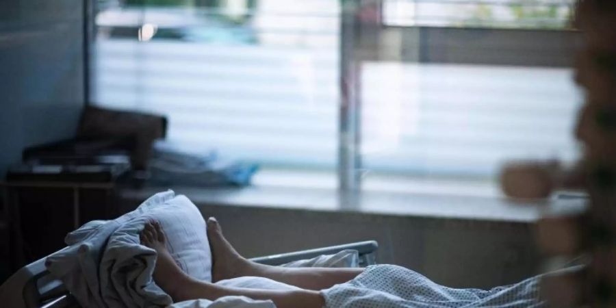 Ein Patient liegt in einem Zimmer auf einer Corona-Intensivstation. Der Zustrom an Patienten im Zuge der vierten Corona-Welle ist für viele Krankenhäuser kaum mehr zu bewältigen. Foto: Fabian Strauch/dpa