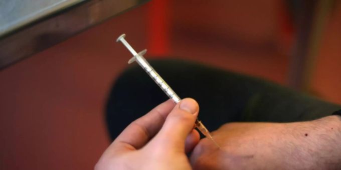 Ein Süchtiger spritzt sich in einem Drogenkonsumraum Heroin. Heroin