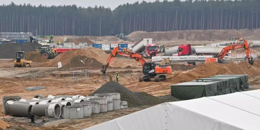 Viel Betrieb herrscht auf dem Baugelände der Tesla Gigafactory östlich von Berlin. Foto: Patrick Pleul/dpa-Zentralbild/dpa