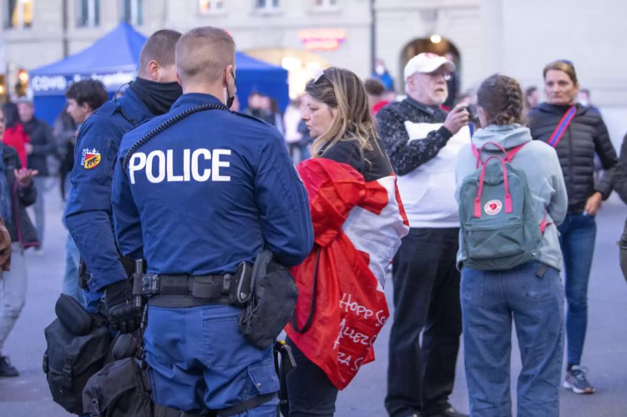 Polizisten in Bern im Gespräch mit einer Corona-Demonstrantin.