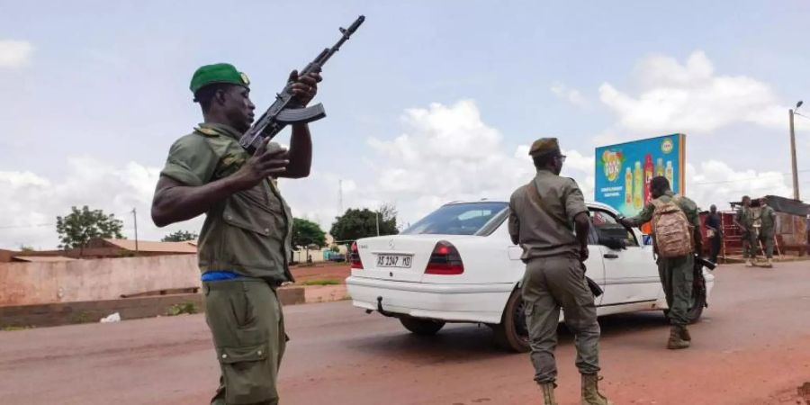 Malische Soldaten im vergangenen Jahr bei einer Fahrzeugkontrolle. Foto: Mohamed Salaha/AP/dpa