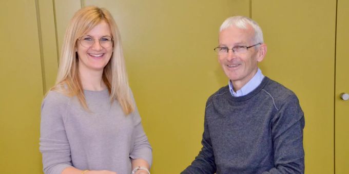 Der langjährige Widnauer Gemeinderatsschreiber Andreas Hanimann übergibt sein Amt an Katja Hutter 20211117_Amtsübergabe
