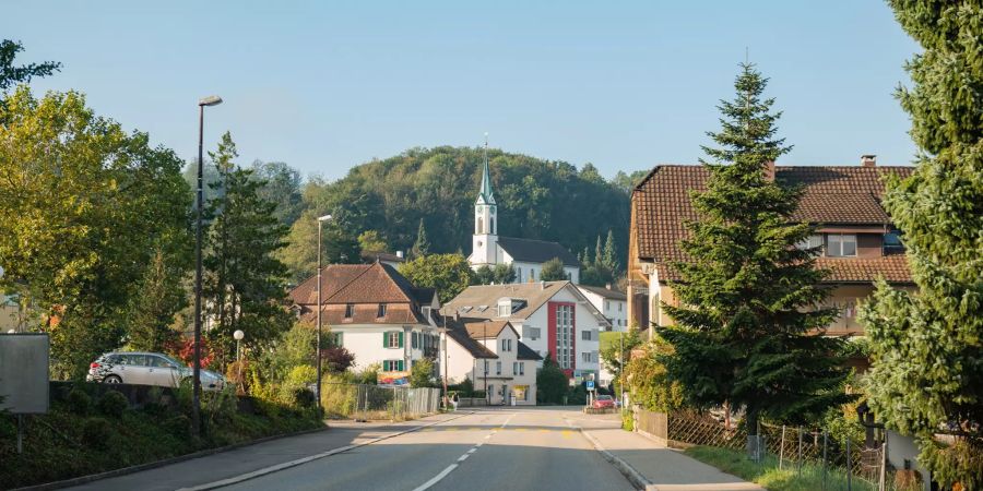 Dorfstrasse mit Blick auf die Kirche in Safenwil.