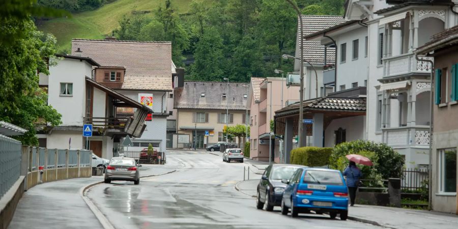 Die Bahnhofstrasse in der Ortsgemeinde Flums im Kanton St. Gallen.