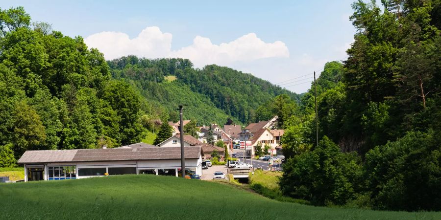 Die Gewerbezone am Dorfeingang Buckten.