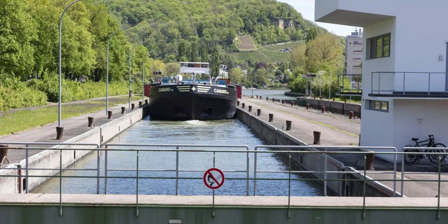 Ein Schiff fährt durch die Schleuse in Birsfelden.