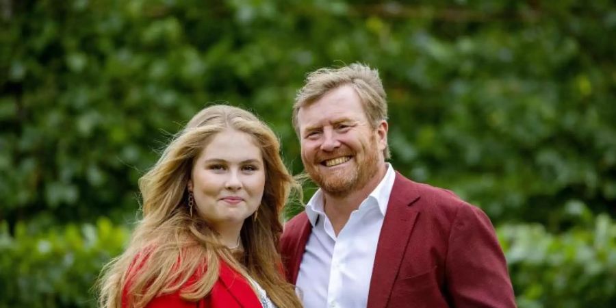 König Willem-Alexander und Prinzessin Amalia der Niederlande bei einem Fototermin der Königsfamilie im Huis ten Bosch Palast. Foto: Albert Nieboer/Royal Press Europe/dpa