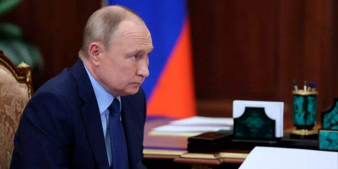 Wladimir Putin hört bei einem Meeting im Kreml zu. Russia Putin