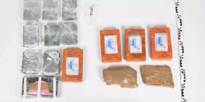 Im Rahmen der erfolgten Hausdurchsuchungen konnten über 15 Kilogramm Betäubungsmittel – vorwiegend Kokain und Heroin – sichergestellt werden. Drogen