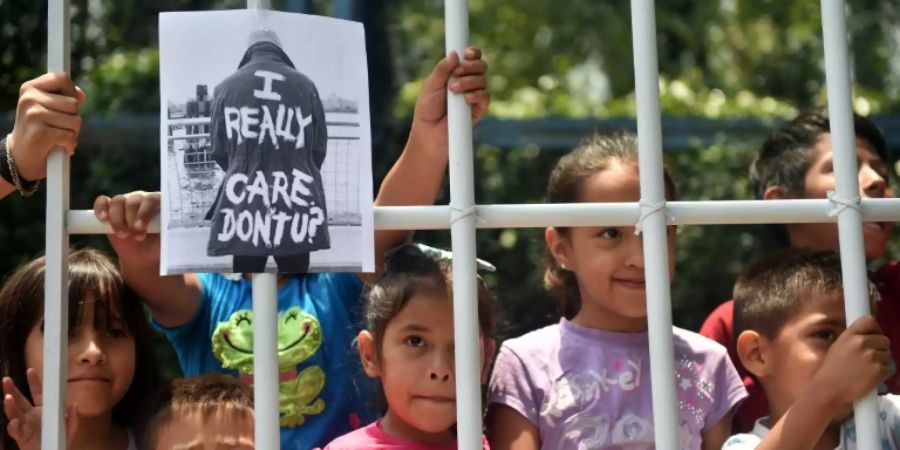 Kinder bei Protest vor US-Botschaft in Mexiko