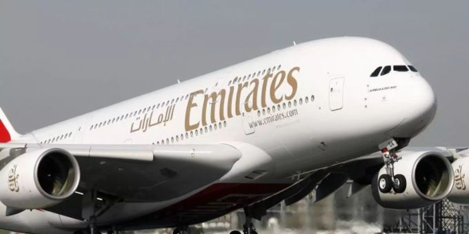 Der erste Airbus A380 startet am 29.07.2008 vom Werksflughafen in Finkenwerder Richtung Dubai. Foto: Maurizio Gambarini/dpa Der erste Airbus A380 startet am 29.07.2008 vom Werksflughafen in Finkenwerder Richtung Dubai. Foto: Maurizio Gambarini/dpa