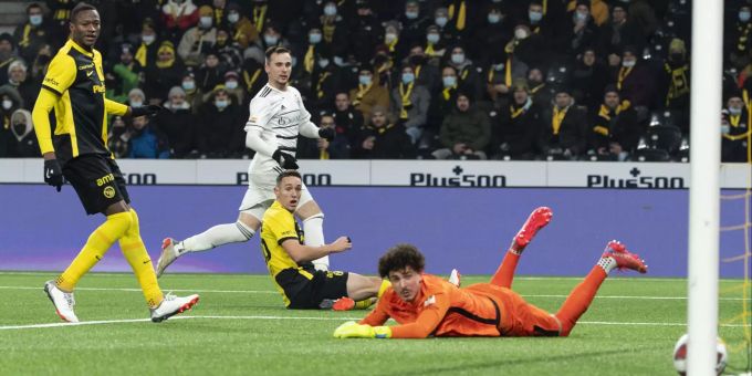 .Liam Millar trifft zum 1:1-Ausgleich gegen YB. Er ist pfeilschnell, läuft allen davon. Das ist sich Silvan Hefti nicht gewohnt. FC Basel YB