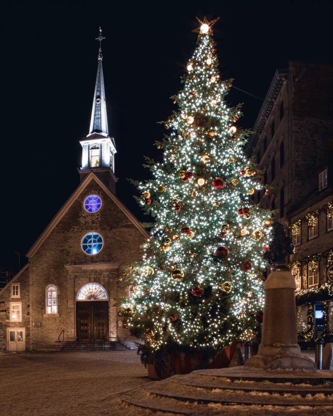 Der nächtliche Spaziergang zum Mitternachtsgottesdienst tut nicht nur der Seele gut, sondern auch der Verdauung. Weihnachtsbaum Kirchplatz Nacht Beleuchtung