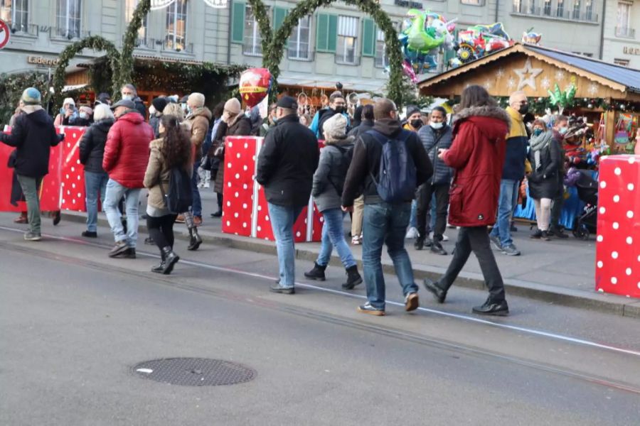 Auch Massvoll-Gründer Nicolas Rimoldi (rote Jacke) marschierte wieder in Bern mit.